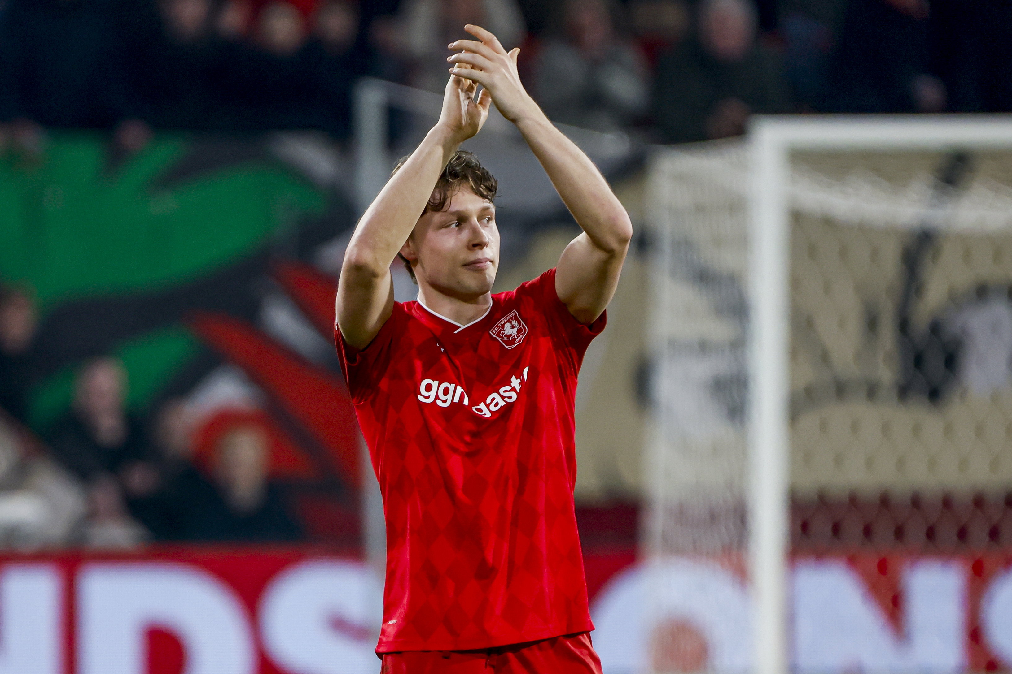 Sondre Ørjasæter bedankt het FC Twente-publiek