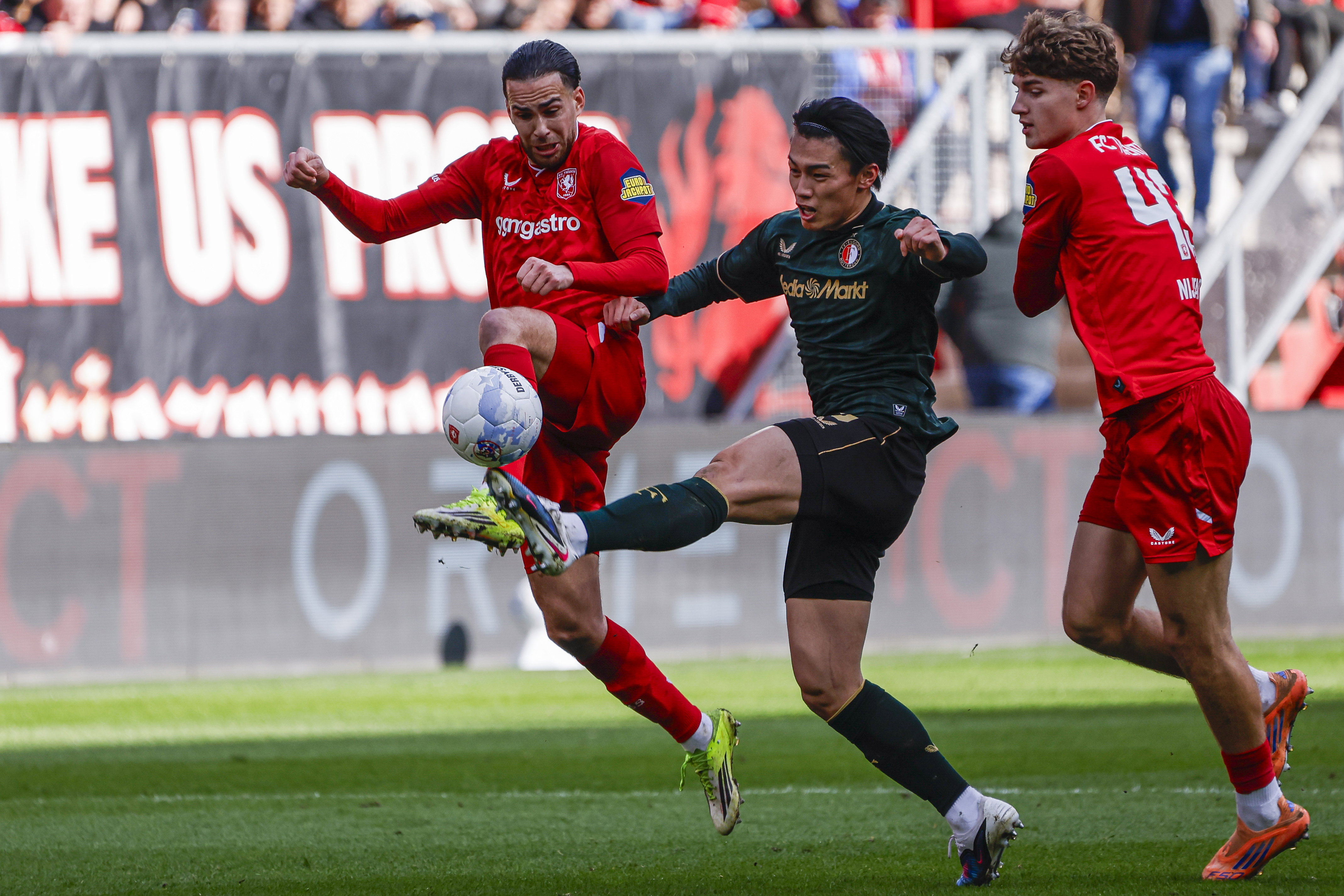 Ramiz Zerrouki in duel met Ayase Ueda