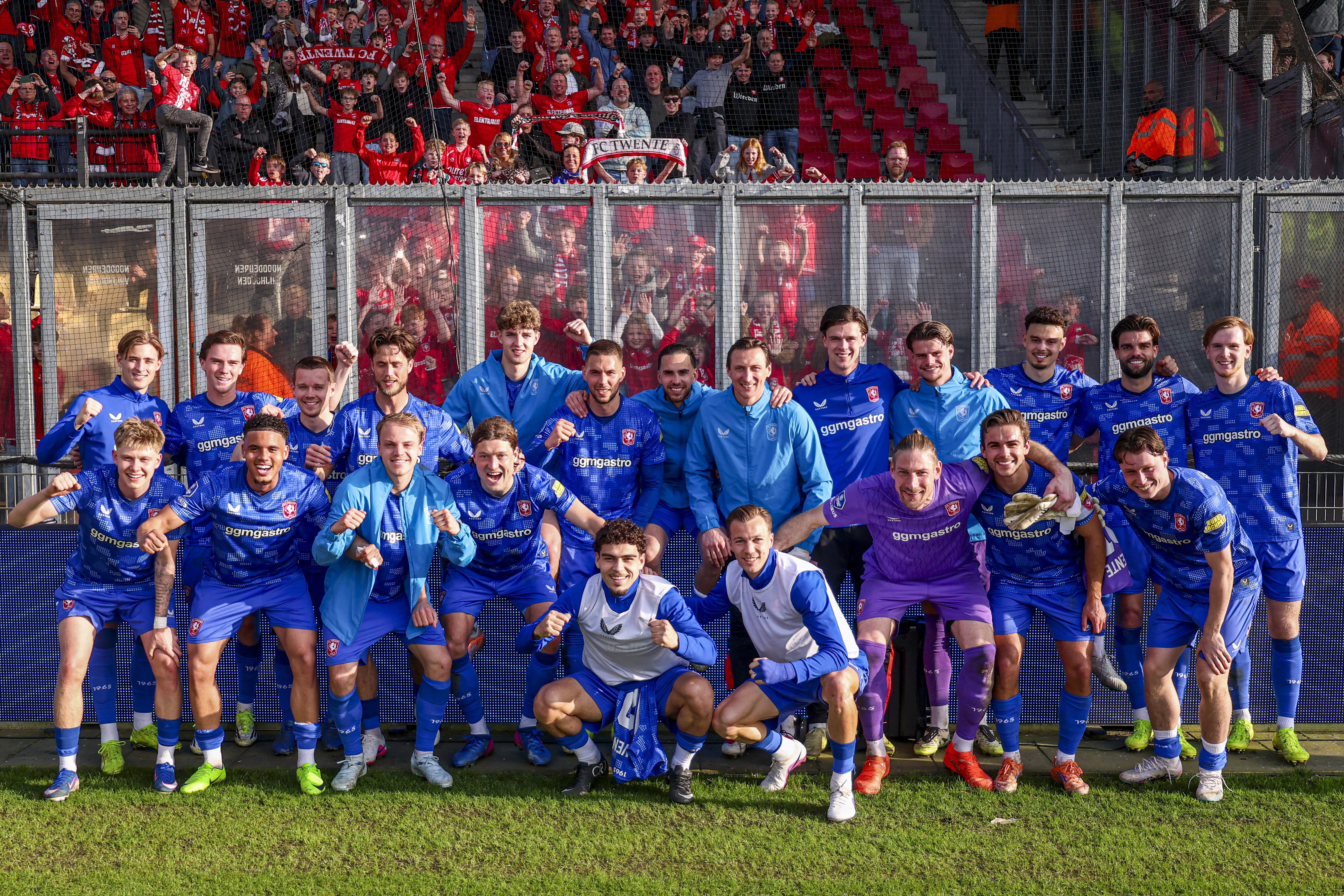 FC Twente-spelers vieren de winst op Go Ahead Eagles