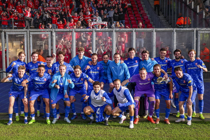 FC Twente-spelers vieren de winst op Go Ahead Eagles