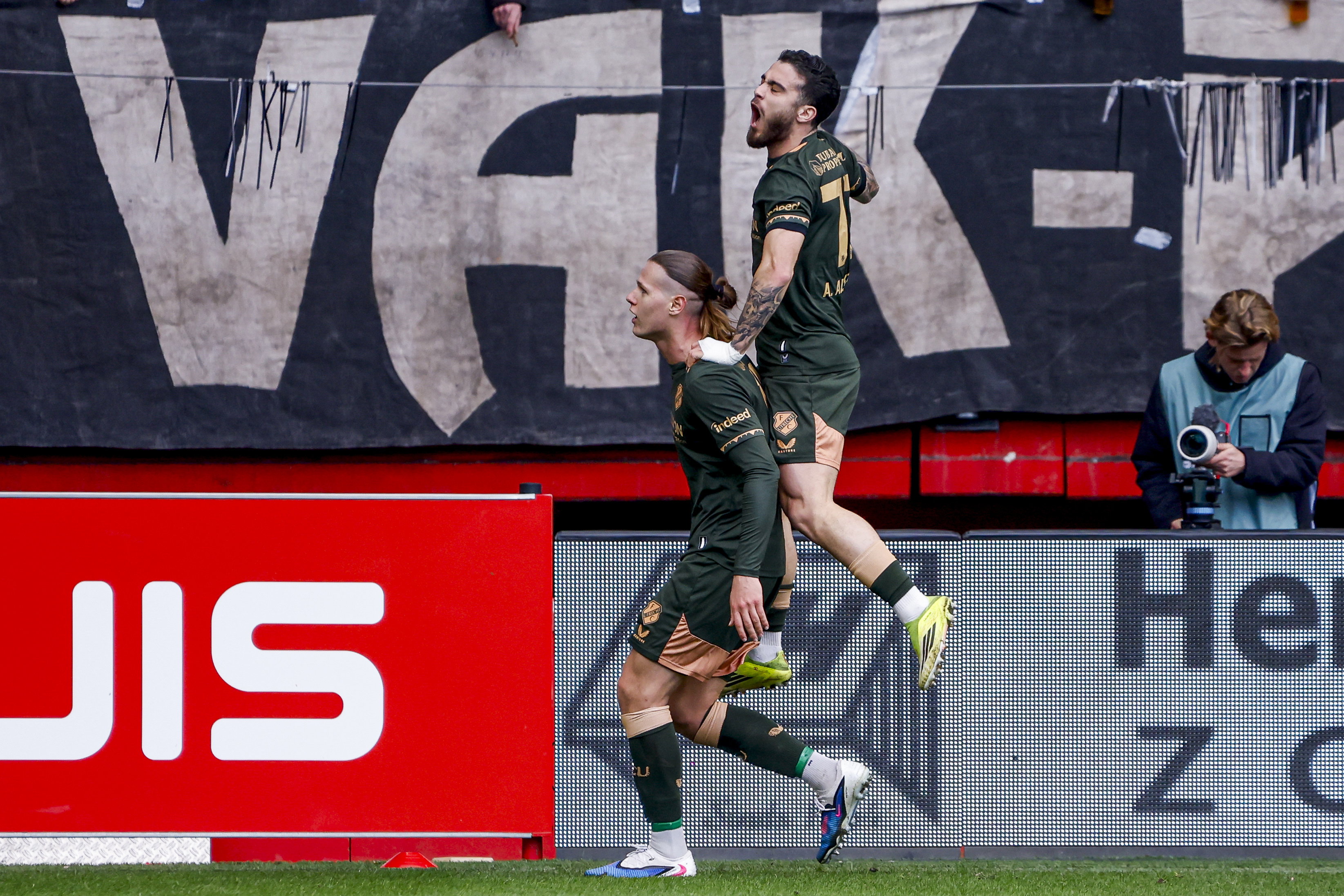 Artem Stepanov en Ángel Alarcón juichen na een goal tegen FC Twente