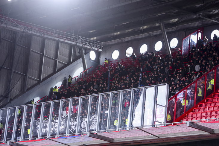 FC Utrecht-supporters in het uitvak bij FC Twente