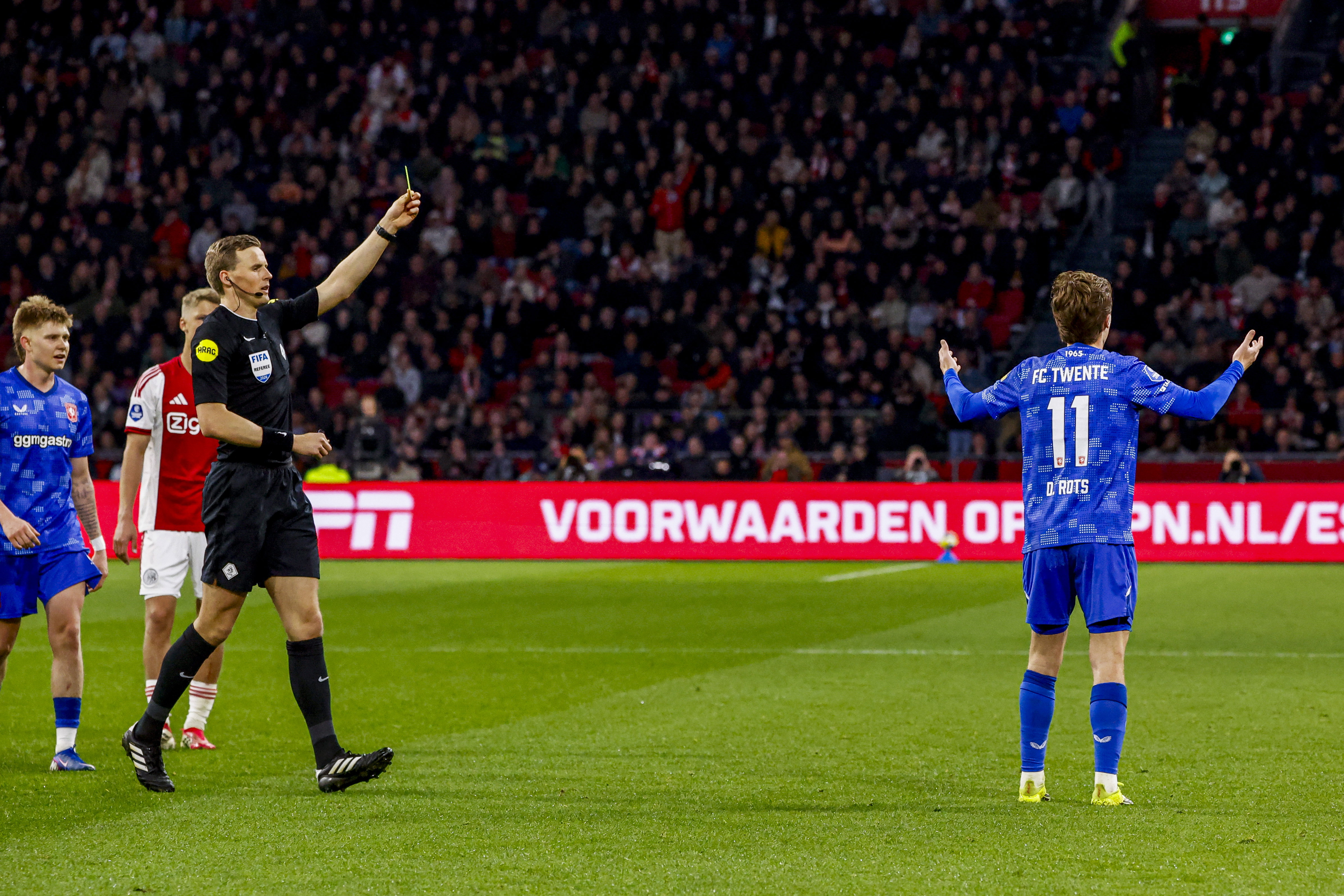 Sander van der Eijk geeft geel aan Daan Rots