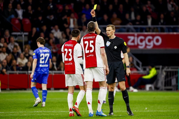 Sander van der Eijk geeft geel aan Steven Berghuis