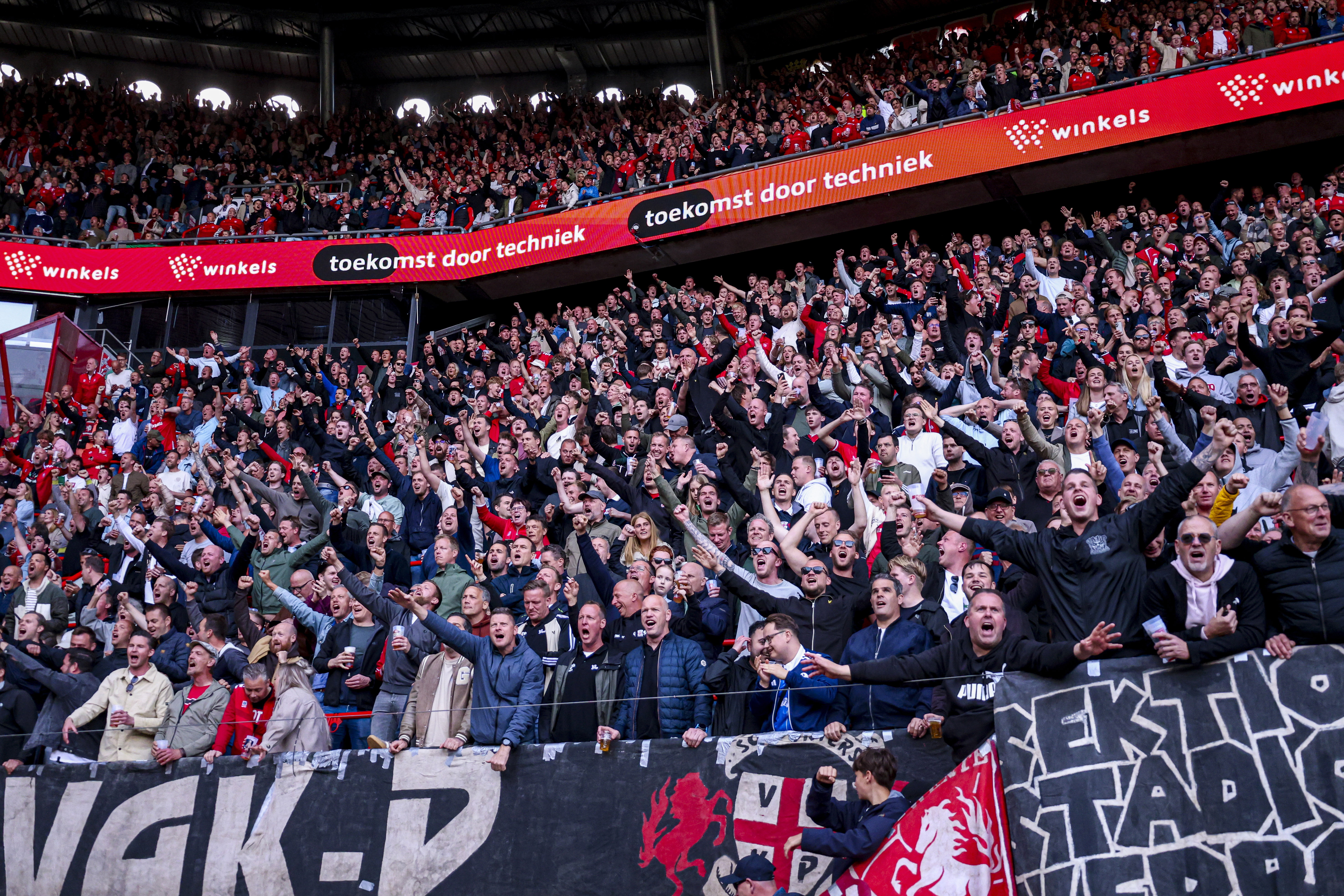 FC Twente-supporters juichen op Vak-P