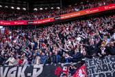 FC Twente-supporters juichen op Vak-P