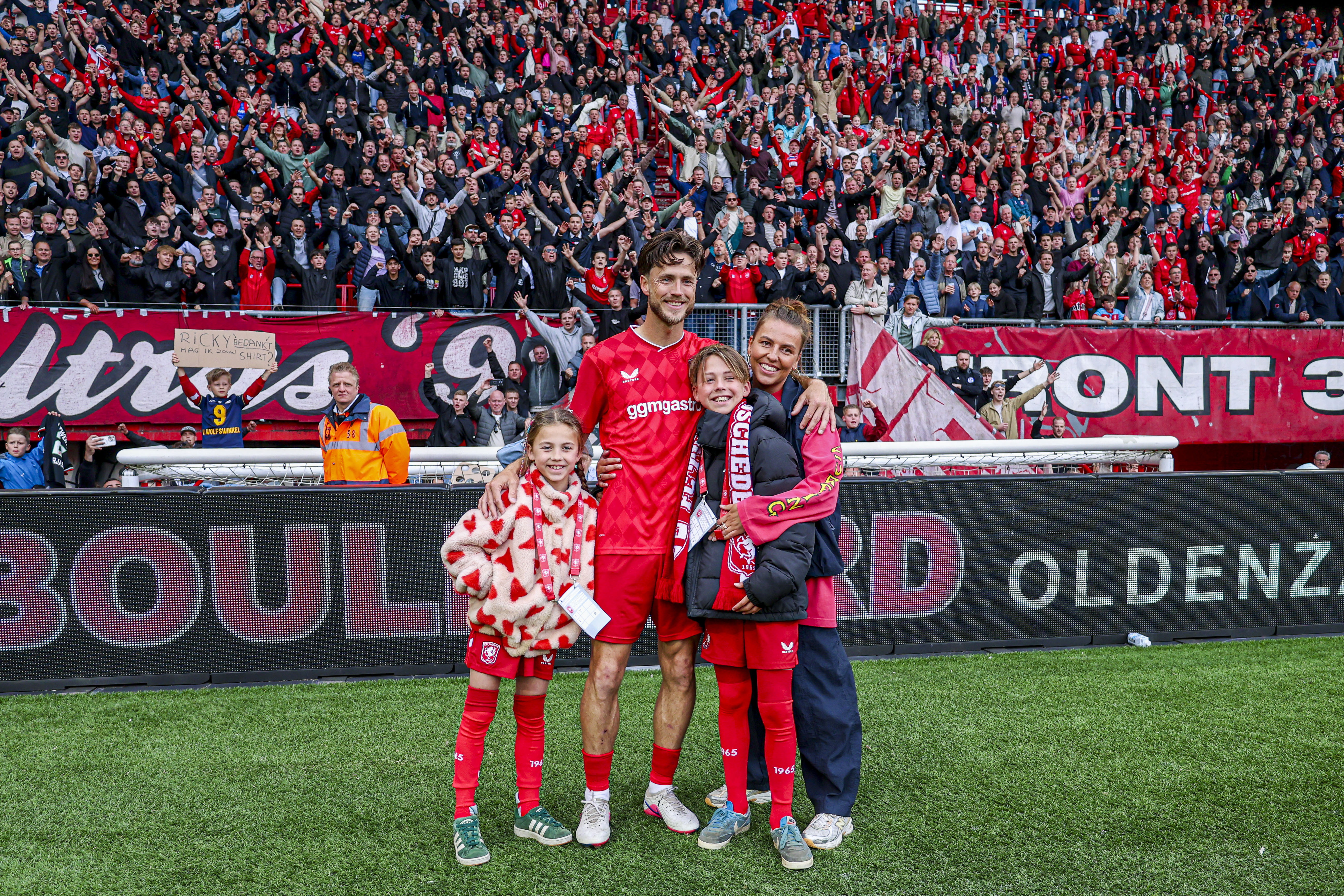 Ricky van Wolfswinkel met zijn gezin voor de supporters van FC Twente
