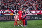 Ricky van Wolfswinkel met zijn gezin voor de supporters van FC Twente