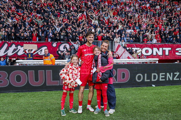 Ricky van Wolfswinkel met zijn gezin voor de supporters van FC Twente