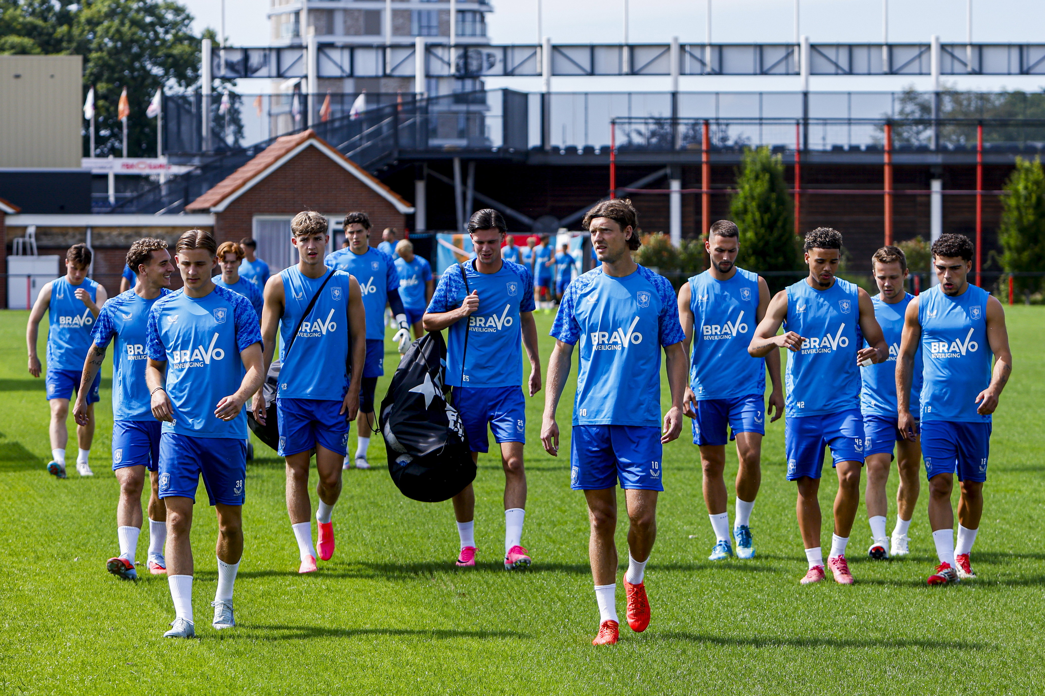 FC Twente-spelers naar het veld voor de eerste training