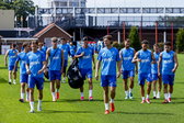 FC Twente-spelers naar het veld voor de eerste training