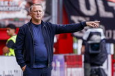 John van den Brom wijst