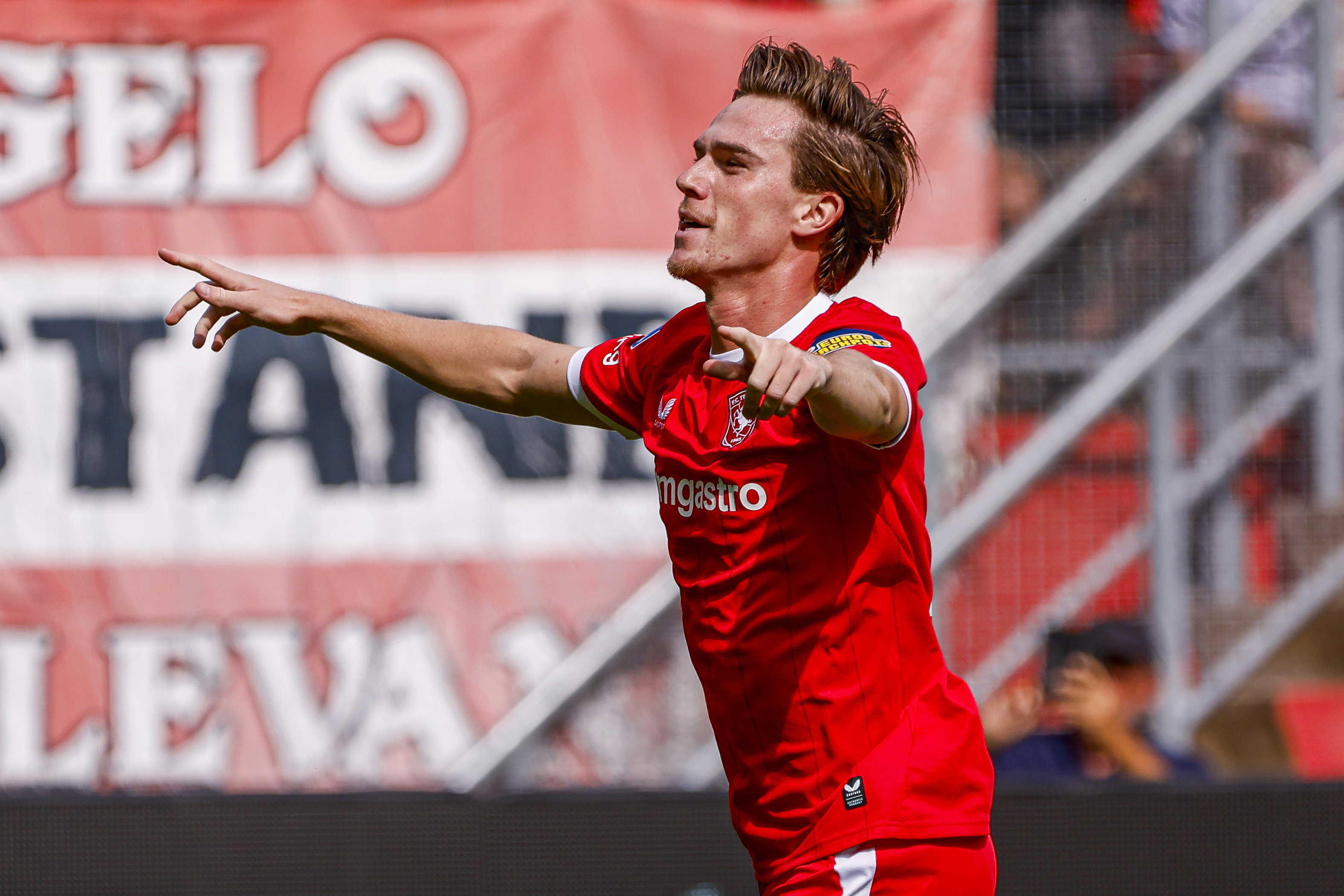 Daan Rots juicht na zijn goal