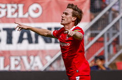 Daan Rots juicht na zijn goal