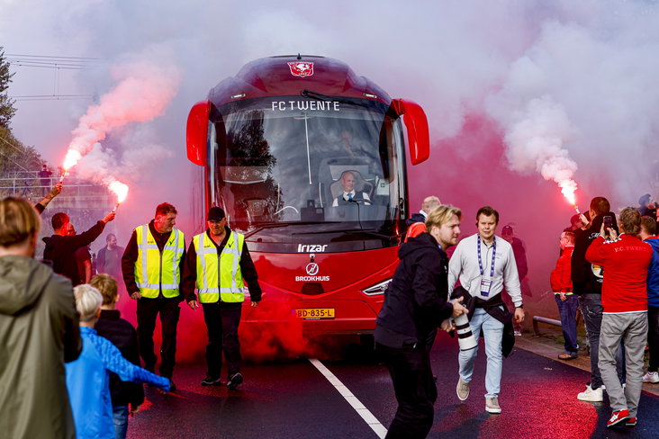 FC Twente-supporters onthalen de spelersbus
