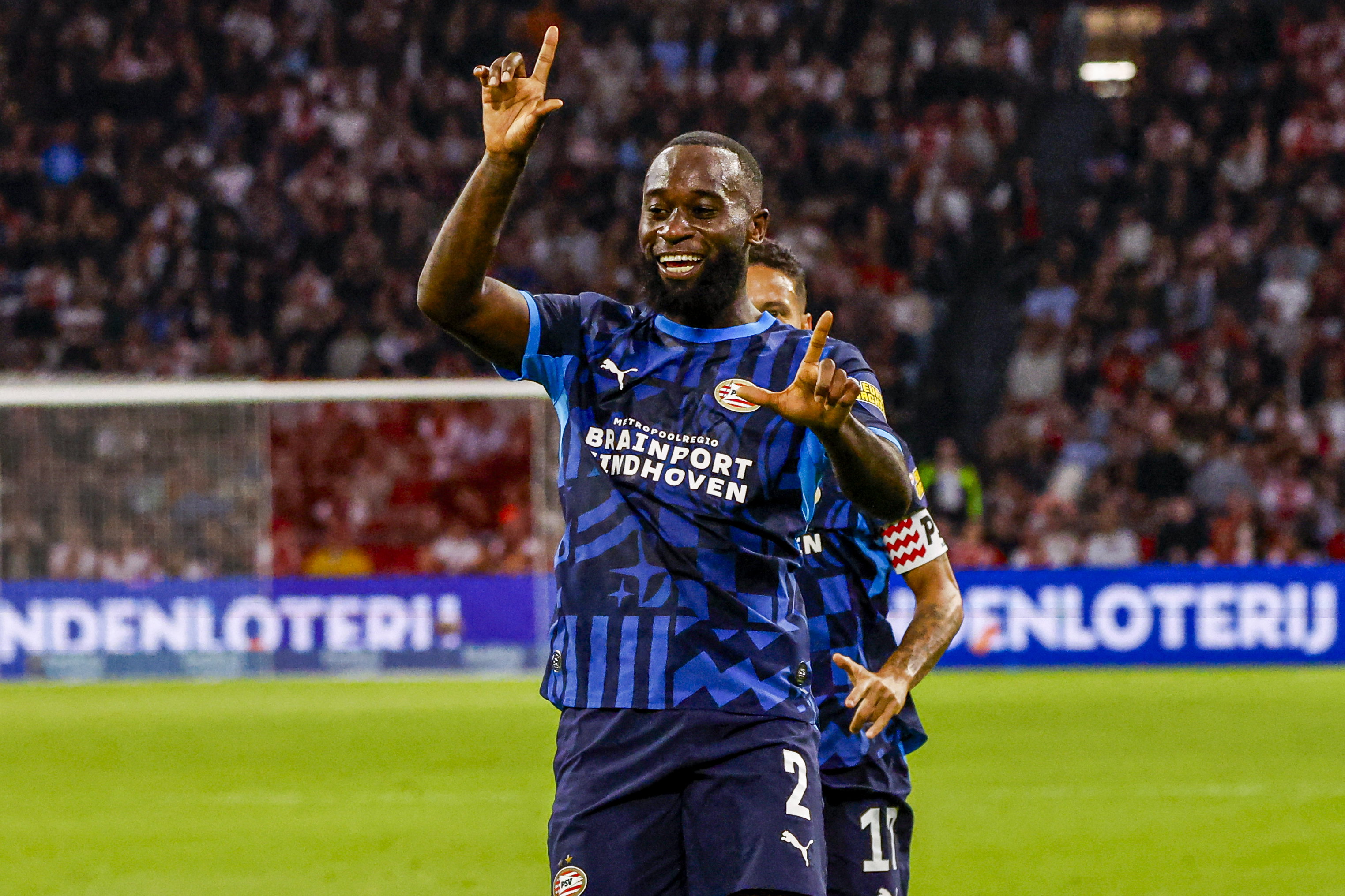 Lutsharel Geertruida viert zijn goal tegen Ajax