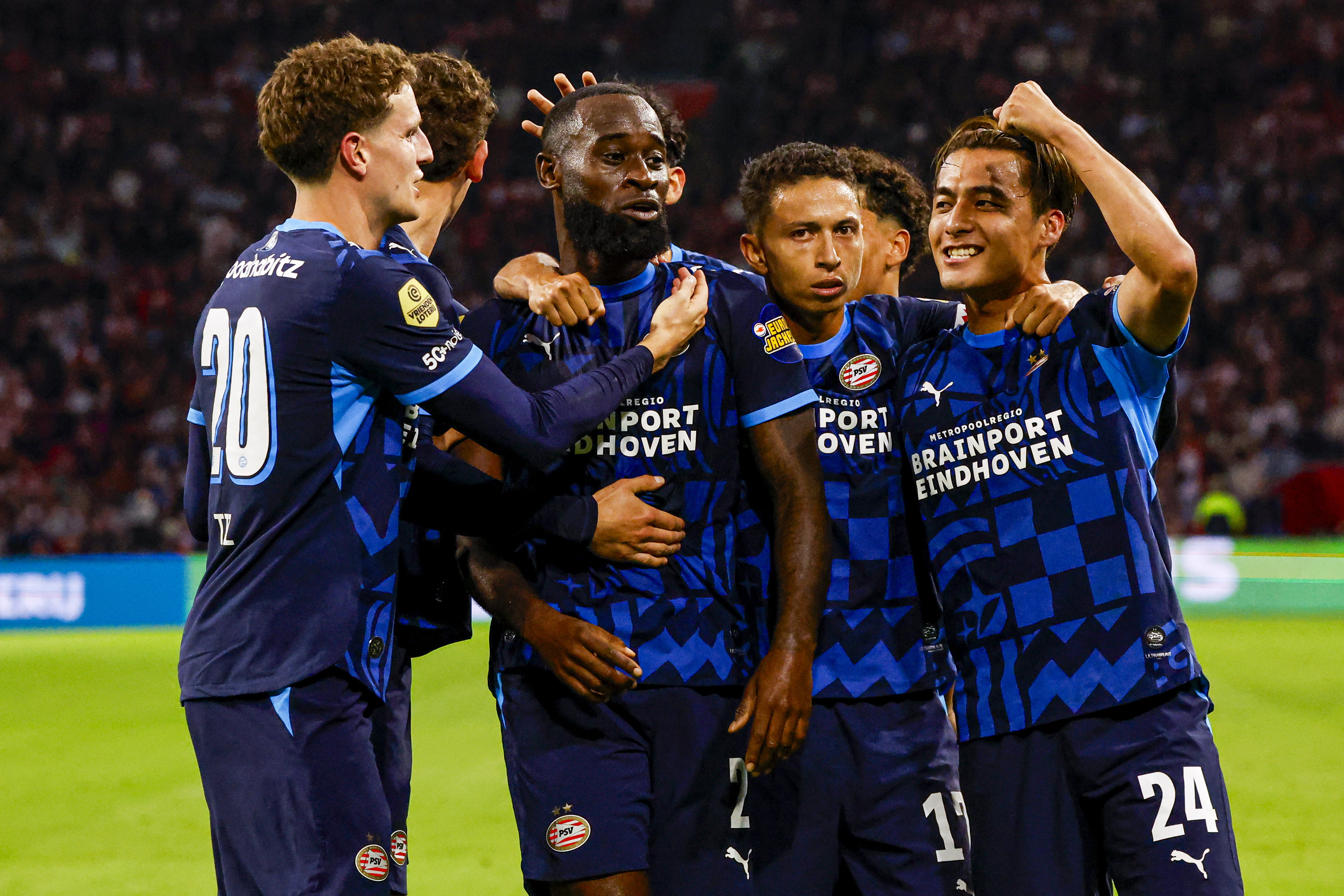 PSV viert de treffer van Lutsharel Geertruida tegen Ajax