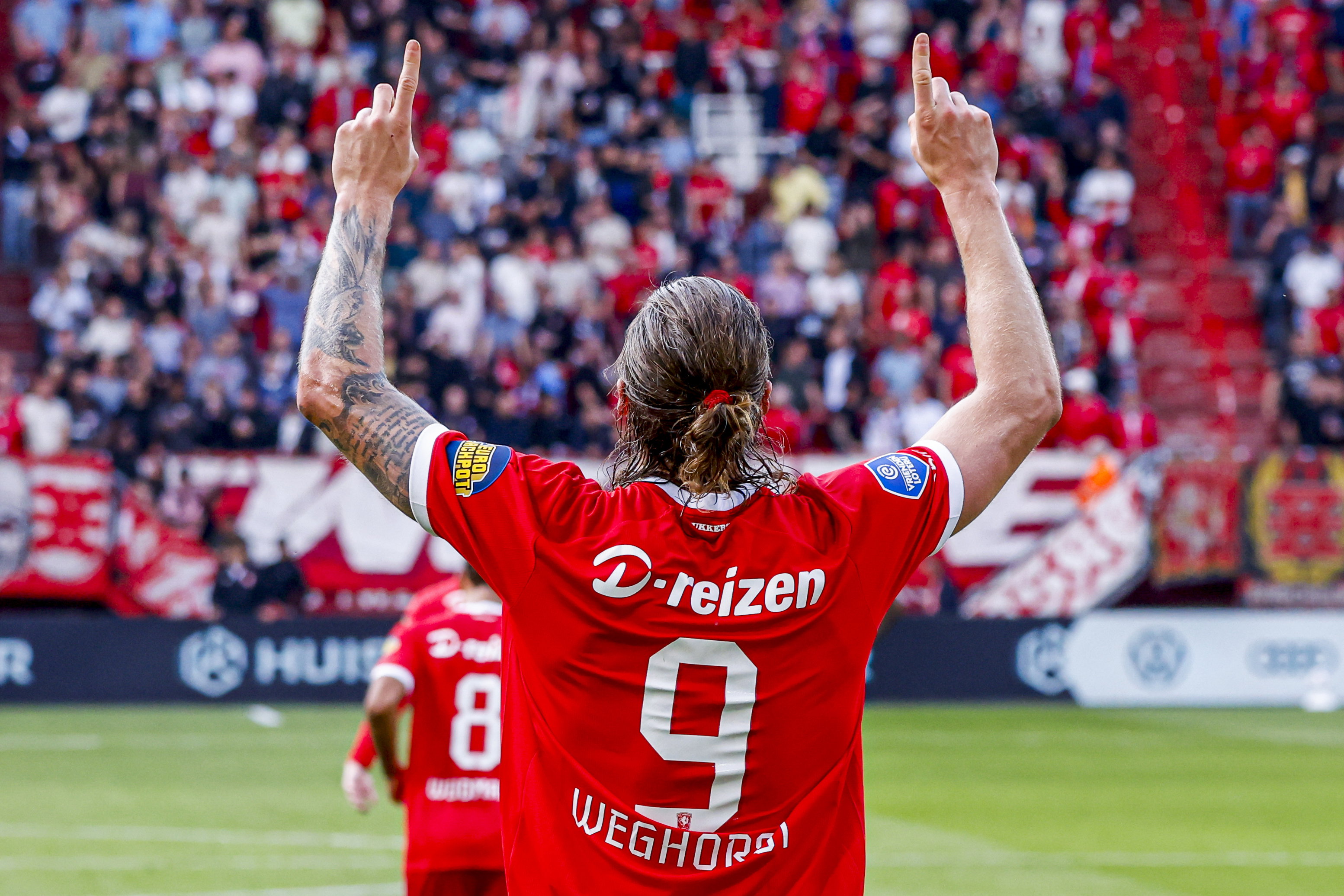 Wout Weghorst wijst naar boven na zijn doelpunt