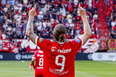 Wout Weghorst wijst naar boven na zijn doelpunt