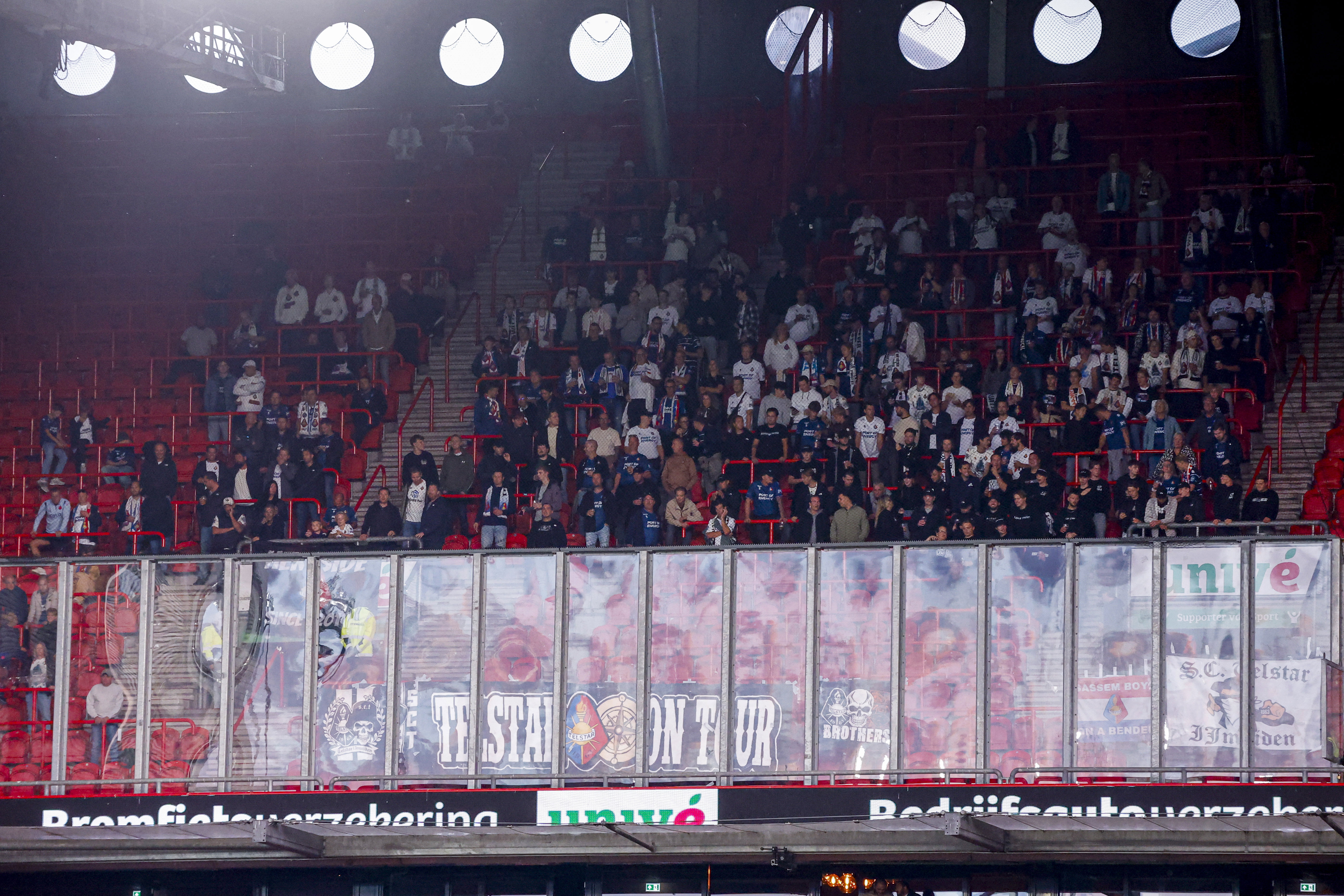 Telstar-supporters in het uitvak bij FC Twente
