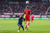 Gerald Alders hangt aan Wout Weghorst
