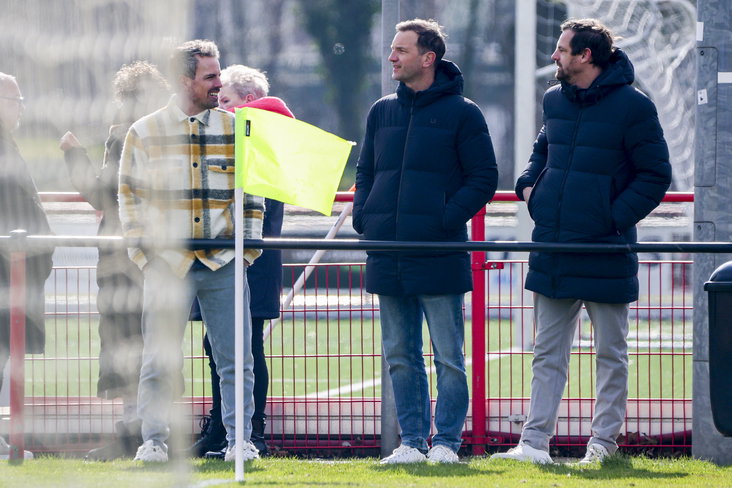 Wout Brama, Arnold Bruggink en Rob Boudrie langs het veld