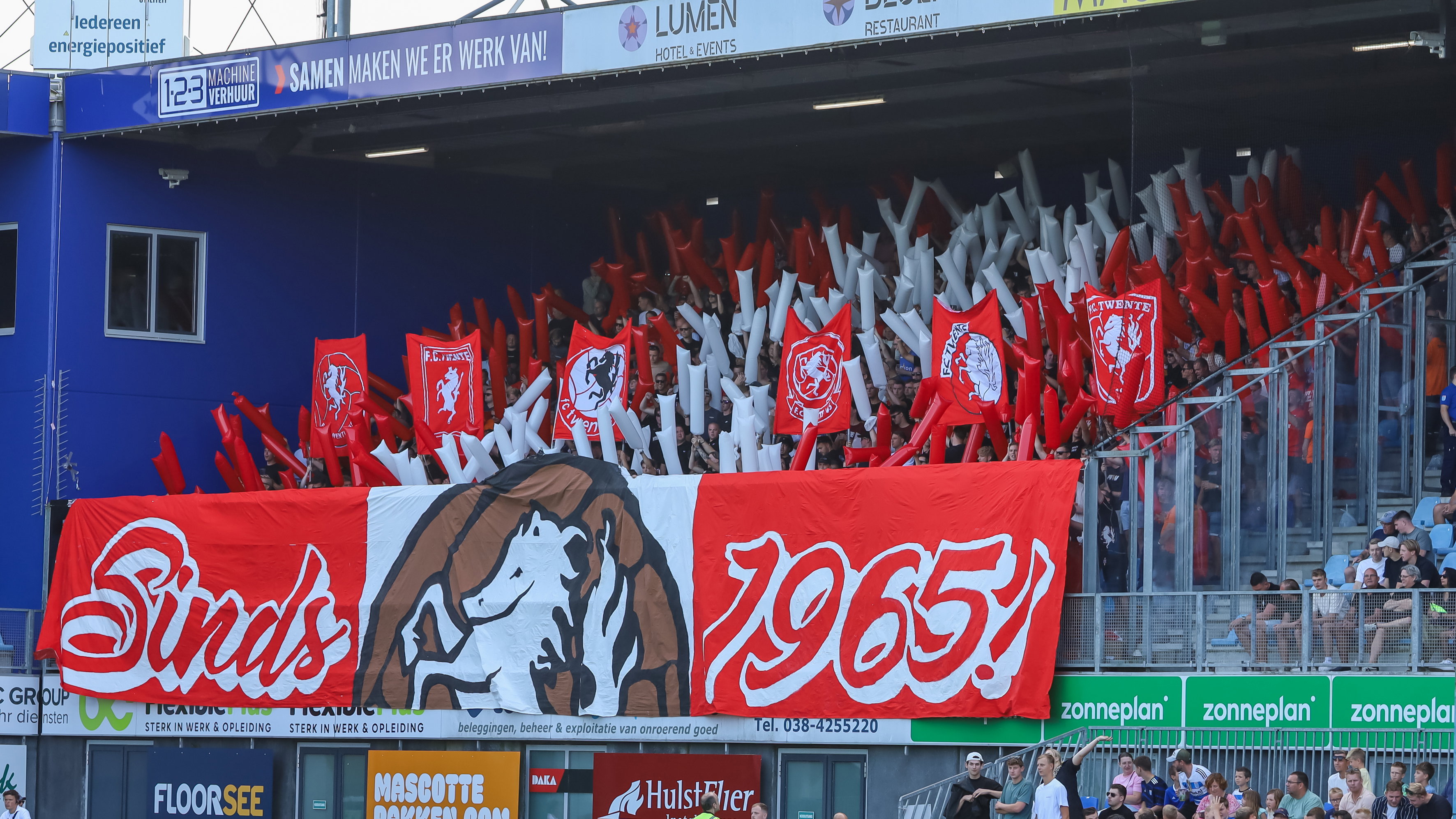 Sfeeractie FC Twente-fans in het uitvak bij PEC Zwolle