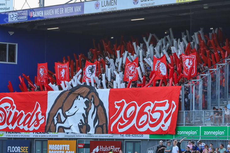 Sfeeractie FC Twente-fans in het uitvak bij PEC Zwolle