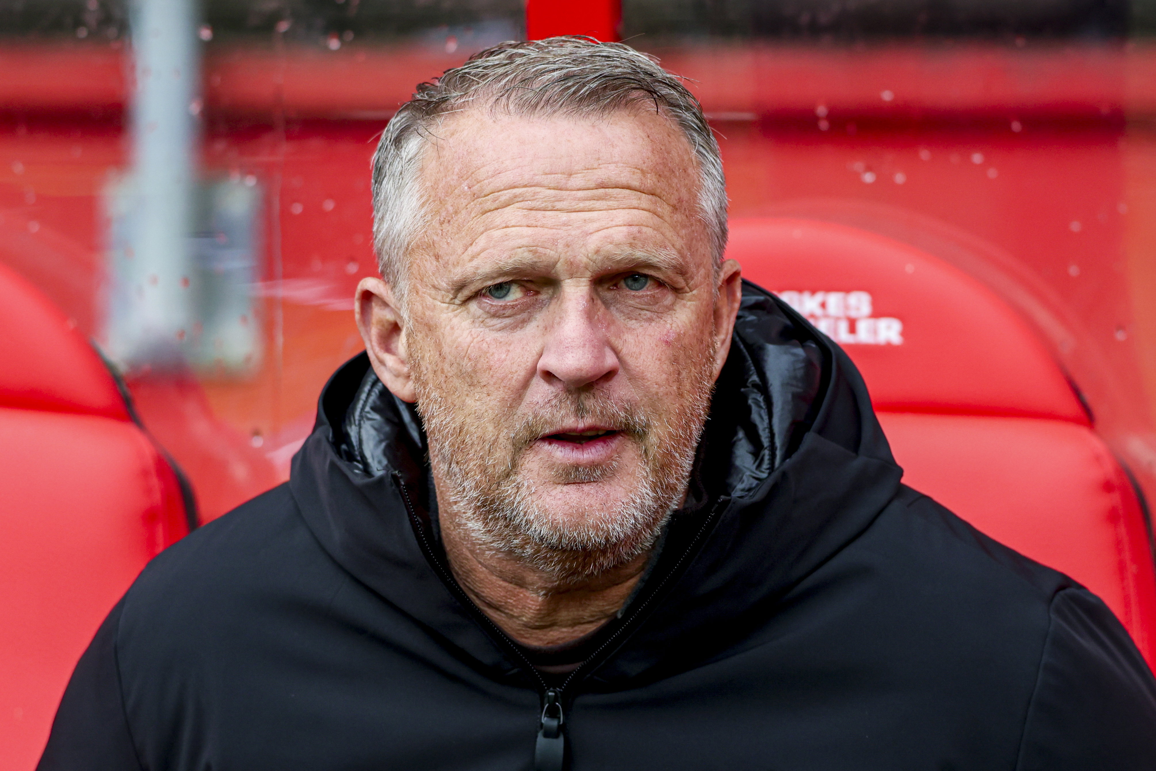 John van den Brom op de bank bij FC Twente