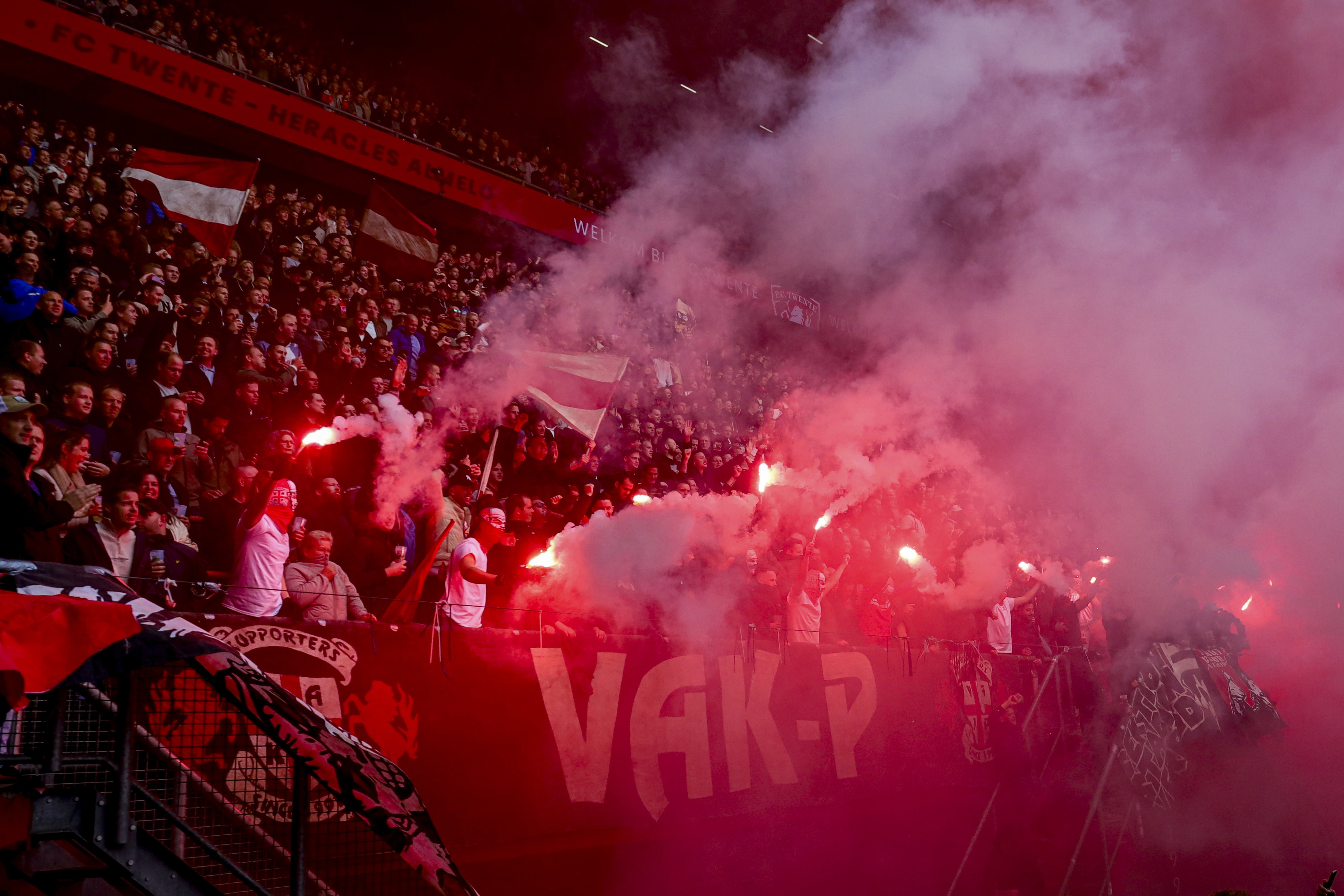 FC Twente-supporters met fakkels in De Grolsch Veste