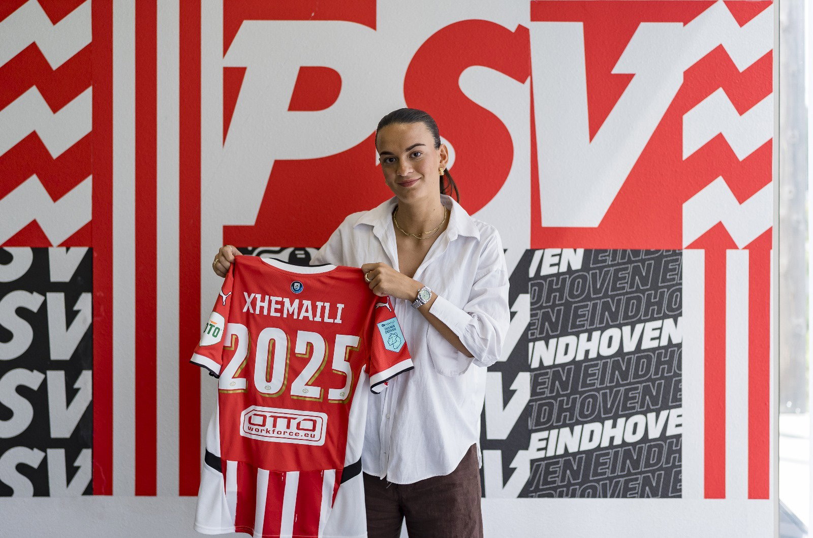 Riola Xhemaili is speelster van PSV