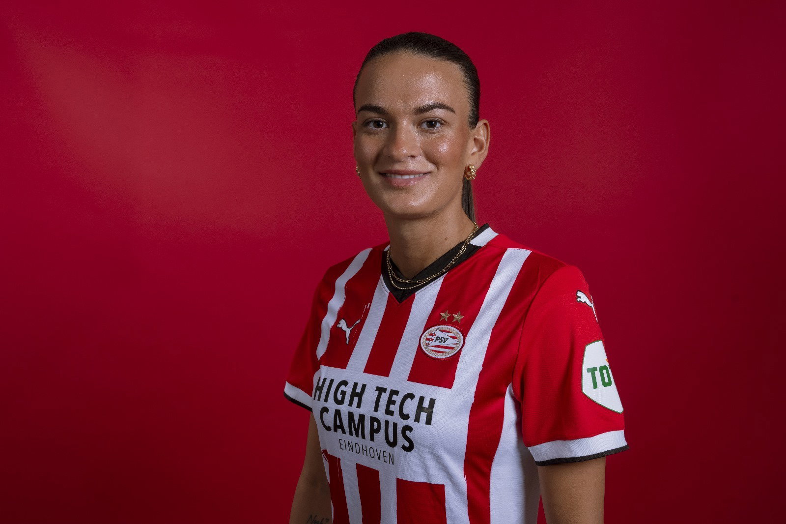 Riola Xhemaili is speelster van PSV
