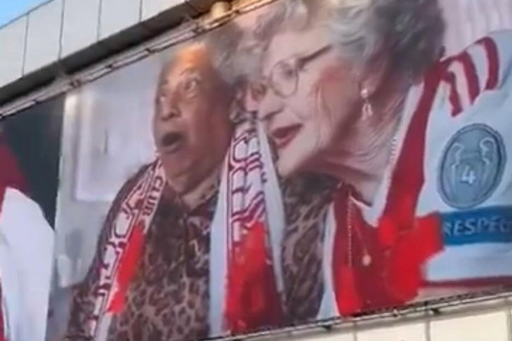 Het Ajax-logo is beklad op de Ziggo-campagne