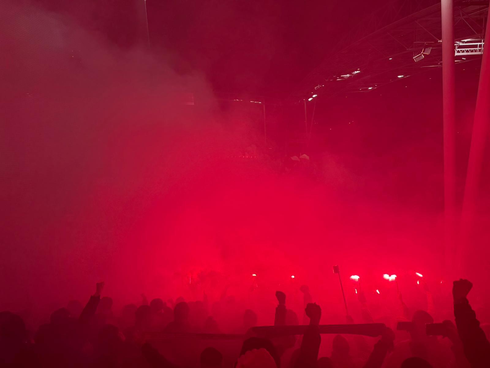 Sfeer in het uitvak met FC Twente-supporters