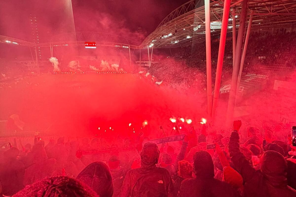 VIDEO | FC Twente-fans zorgen met fraaie pyro voor… | Twentefans.nl