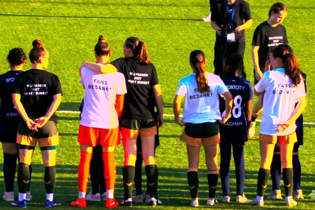 De speelsters van FC Utrecht komen met een statement