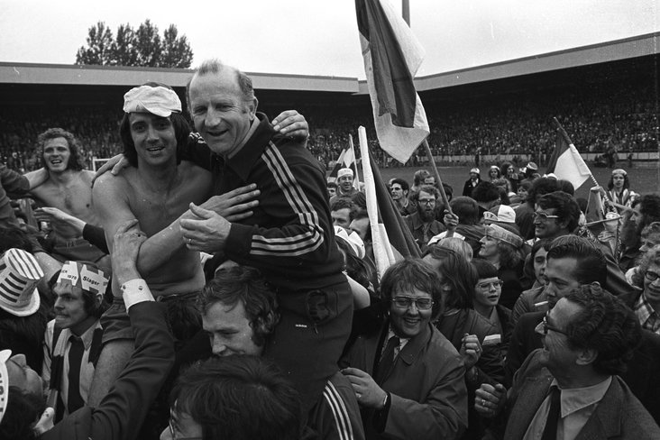 Willy van der Kuijlen en Kees Rijvers vieren het kampioenschap