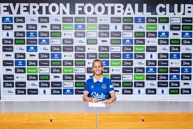 Katja Snoeijs verlengt haar contract bij Everton