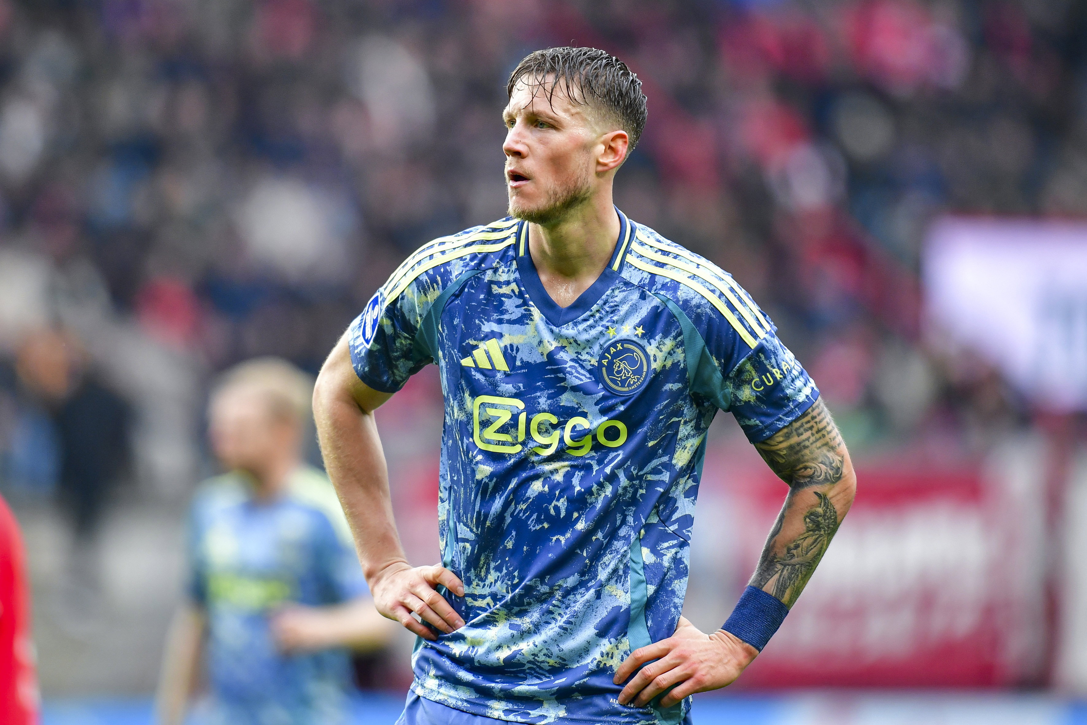Wout Weghorst kijkt bedenkelijk