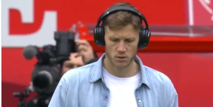 Wout Weghorst met een koptelefoon