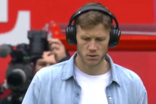Wout Weghorst met een koptelefoon