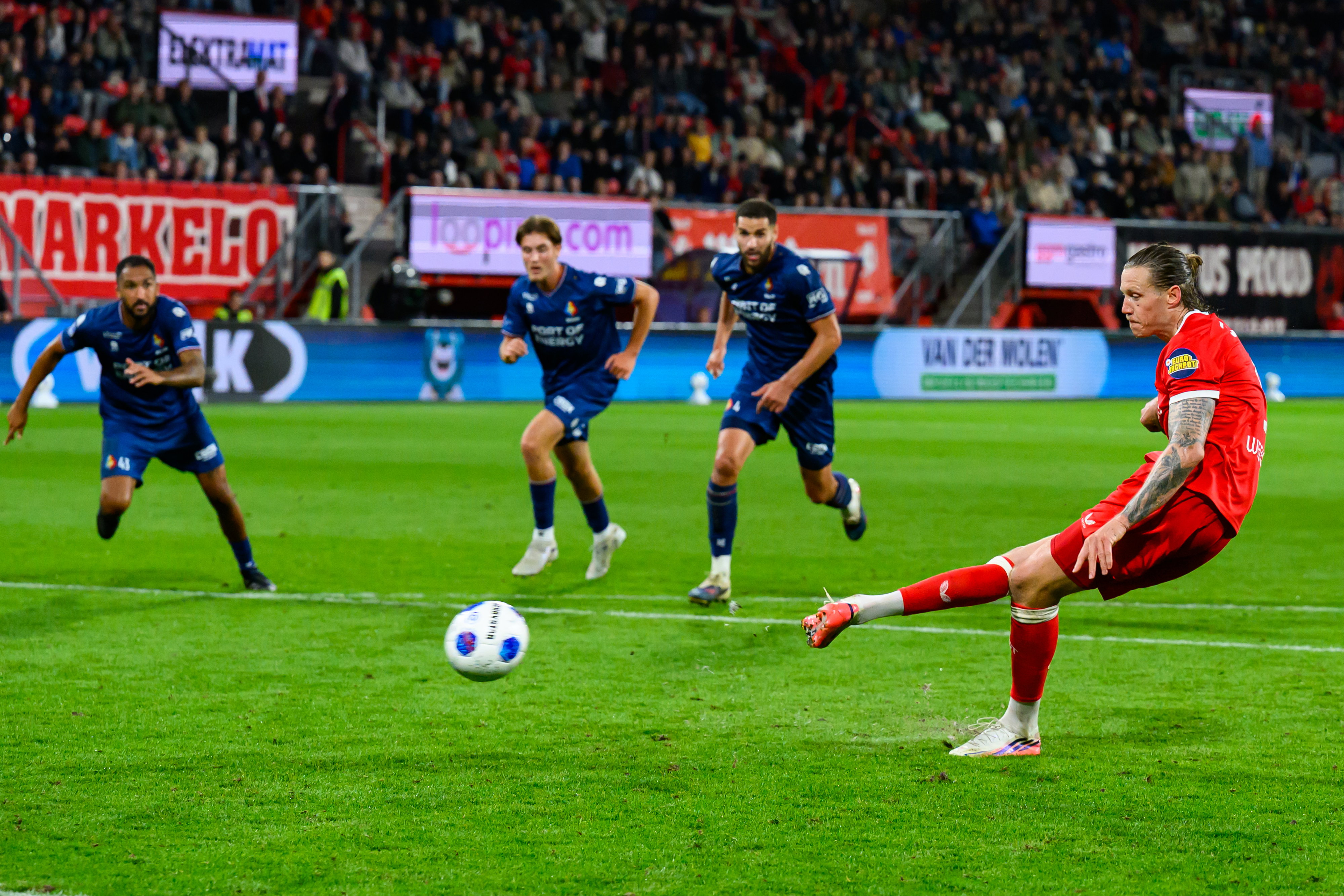Wout Weghorst neemt een penalty