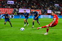 Wout Weghorst neemt een penalty