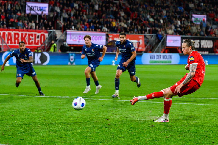 Wout Weghorst neemt een penalty