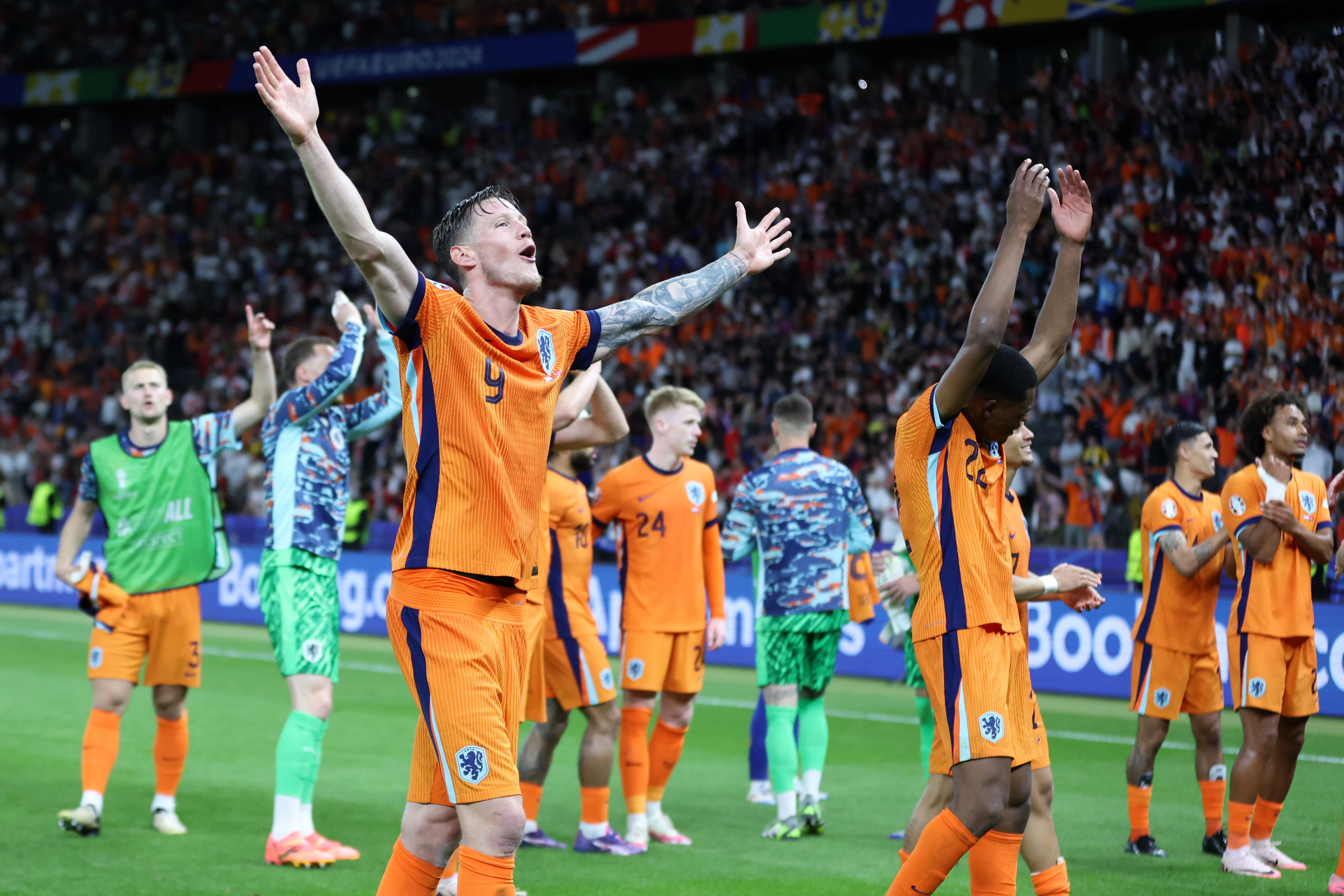 Wout Weghorst viert feest met de fans