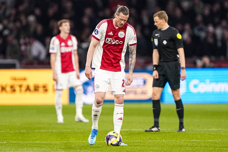 Wout Weghorst wordt gewisseld