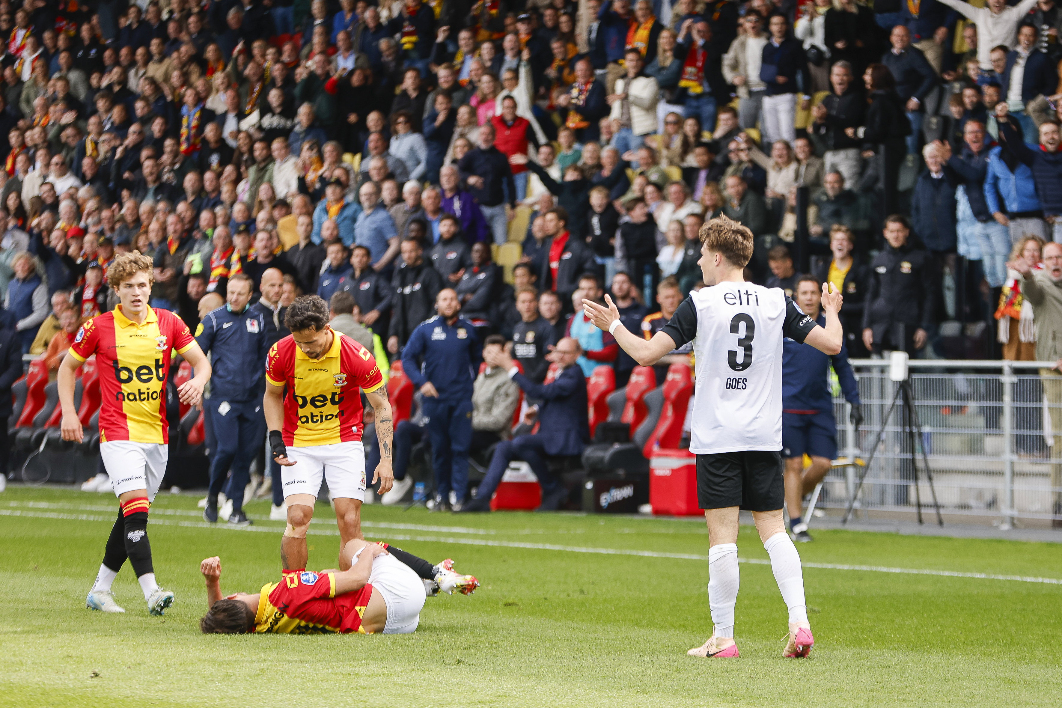 Wouter Goes na zijn tackle op Enric Llansana