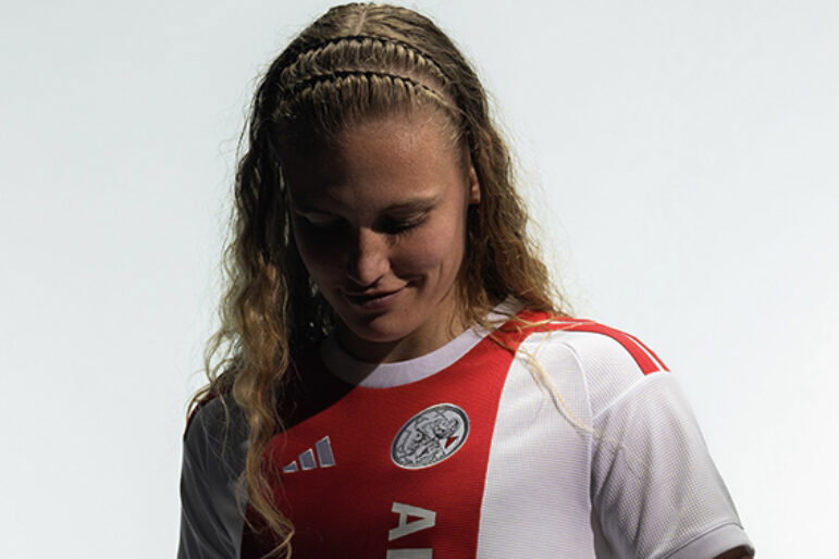 Xanne Kip in het nieuwe thuisshirt van Ajax