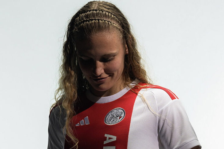 Xanne Kip in het nieuwe thuisshirt van Ajax