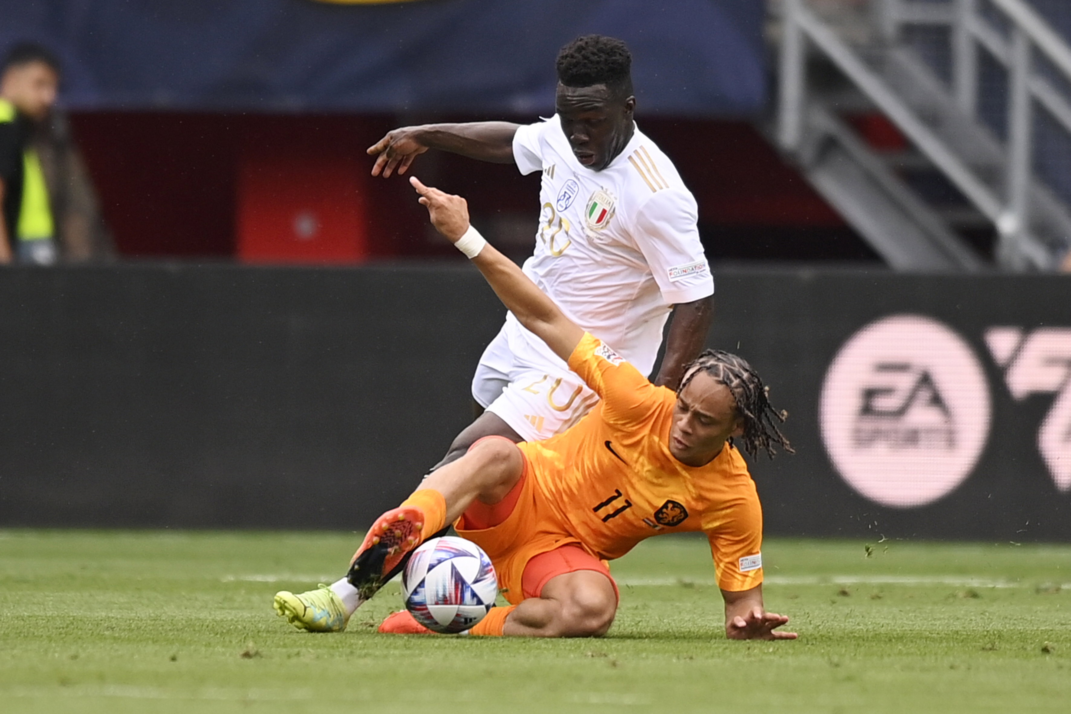Xavi Simons in duel met Wilfried Gnonto van Italie